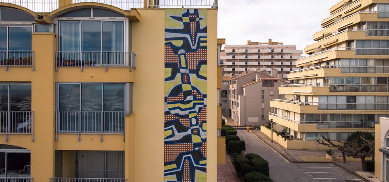 Oeuvre de Jacques Poussine sur la façade de l'immeuble Safari